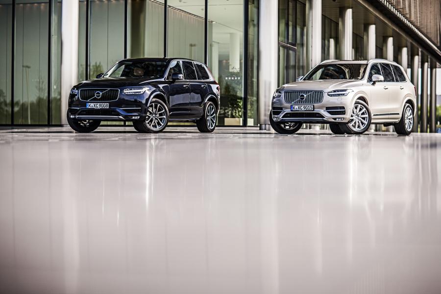  Volvo XC90 D5 Momentum 2015 года  (фото 2 из 26)